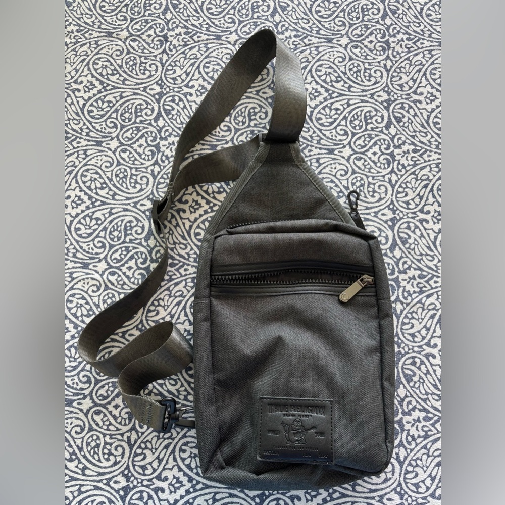 TRUE RELIGION Dark Gray Crossbody Bag Zippered Pockets & card slots Size 10 x 8”